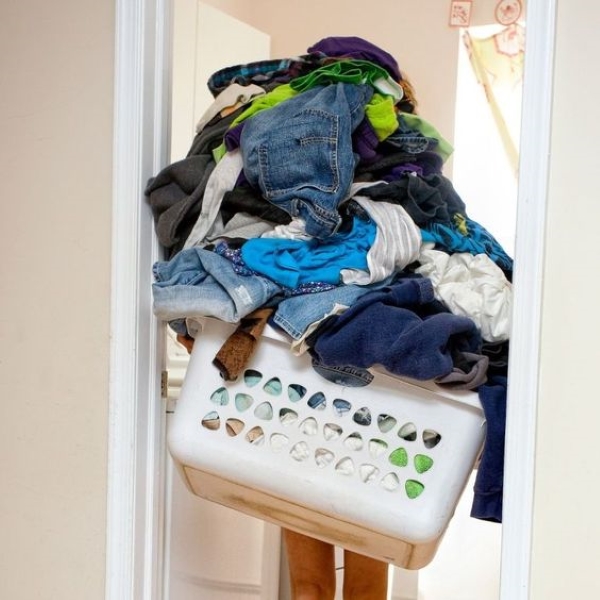 Nên giặt quần áo sau khi sử dụng để tránh bị ố vàng