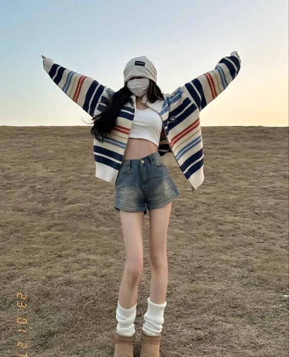 Biến hóa với áo croptop ôm kết hợp quần short