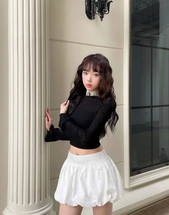 Phối áo croptop với chân váy