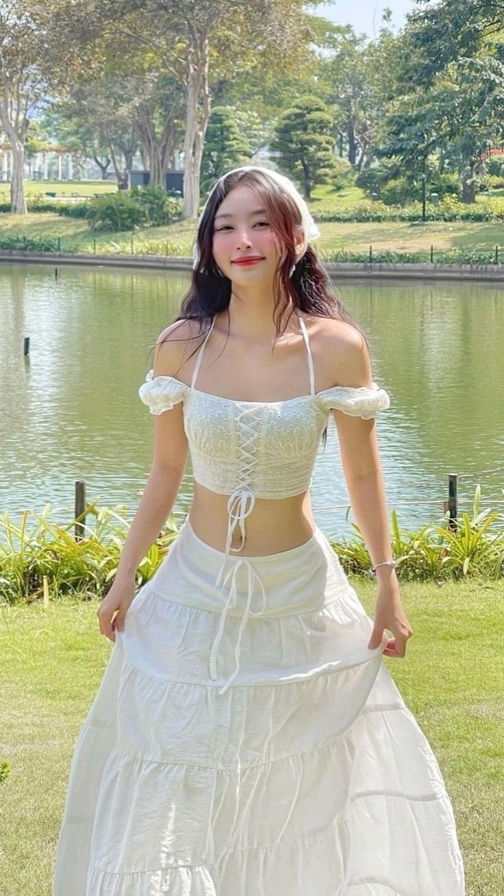 Phối chân váy trắng midi phối với áo croptop tôn vòng eo nhỏ