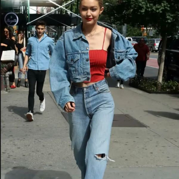 Phối đồ với áo khoác jean croptop cùng quần jean