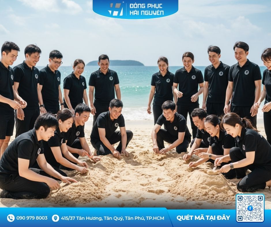 Áo polo màu đen chơi cát thả ga